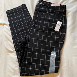 Old navy high rise slim pocket pixie ankle pants.